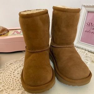 VVGUC toddler Ugg boots size 10